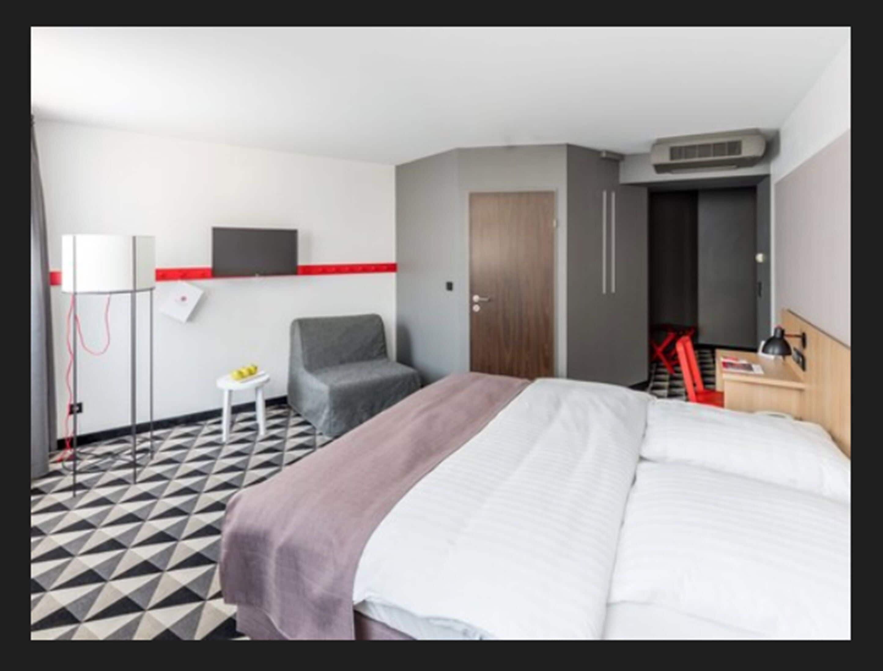 hypo-allergenic bedding, in-room safe, desk, blackout curtains