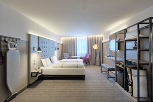 Hypo-allergenic bedding, in-room safe, desk, blackout drapes