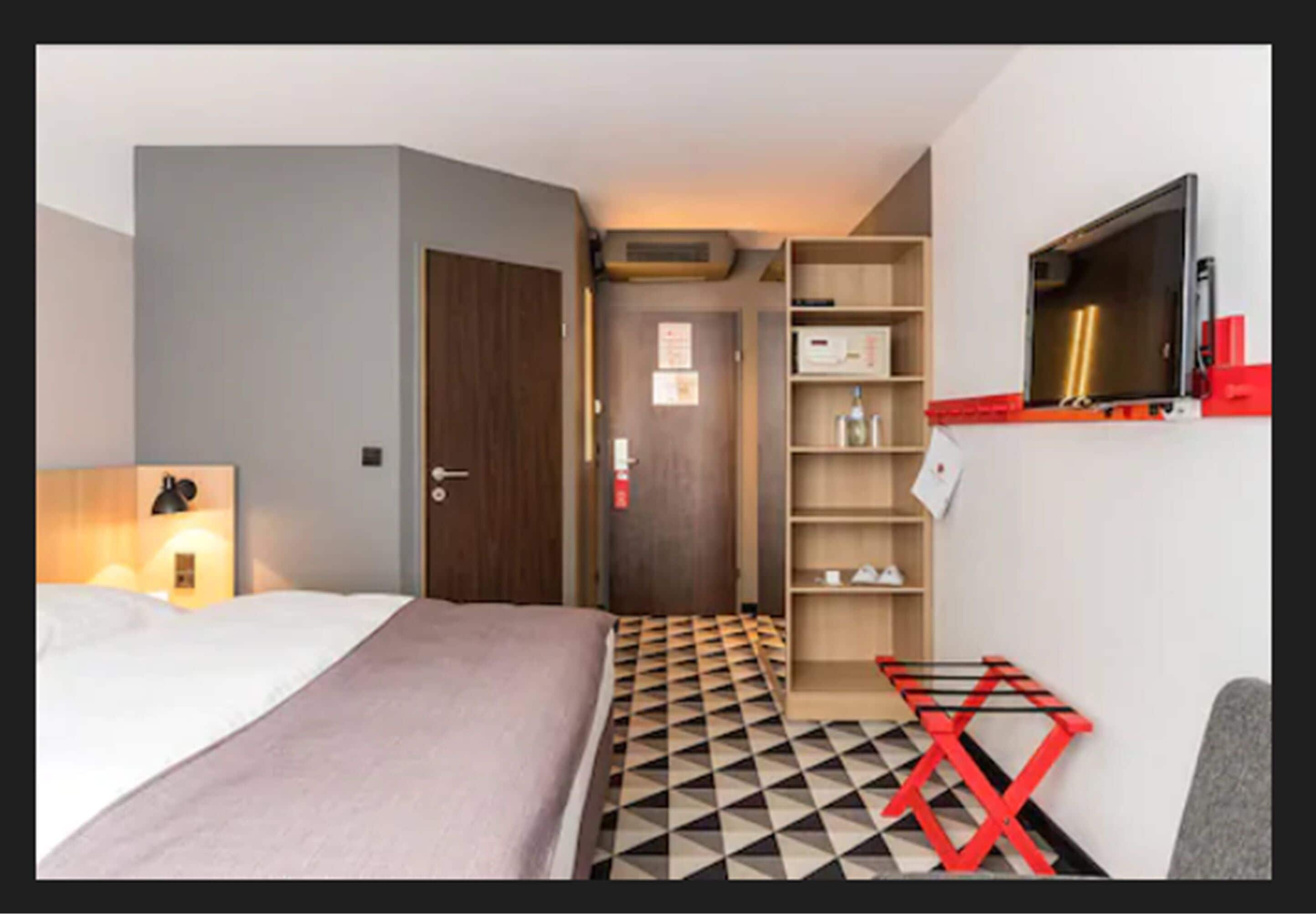 hypo-allergenic bedding, in-room safe, desk, blackout curtains