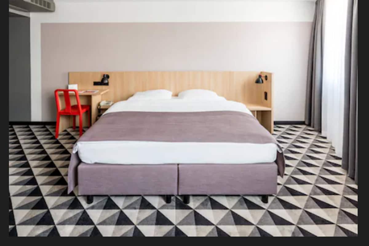 Hypo-allergenic bedding, in-room safe, desk, blackout curtains