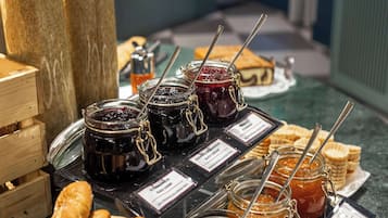 Un buffet proposant une variété de confitures et de pâtisseries.