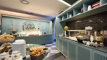 Café da manhã com buffet diário (EUR 17.90 por pessoa)