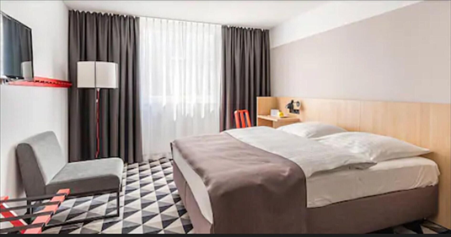 Ropa de cama de alta calidad, caja fuerte, escritorio