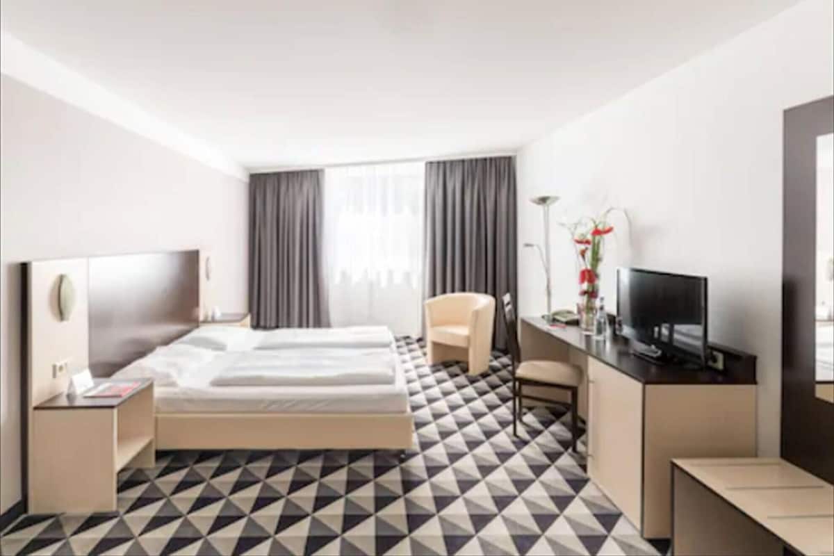 Premium bedding, in-room safe, desk, laptop workspace