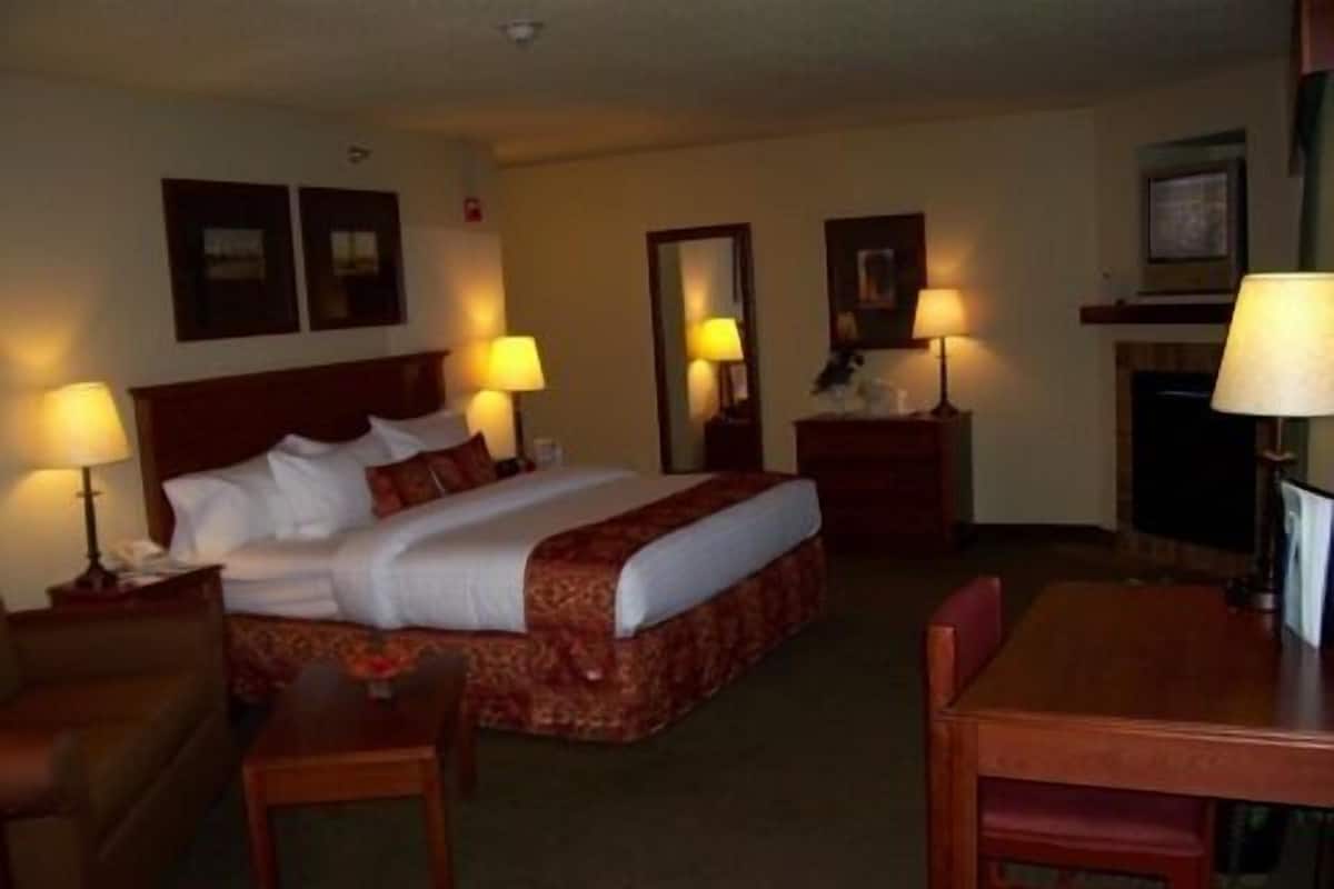 Premium bedding, desk, iron/ironing board, free WiFi