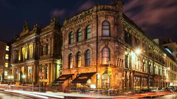 Vista frontal de la propiedad por la tarde o noche