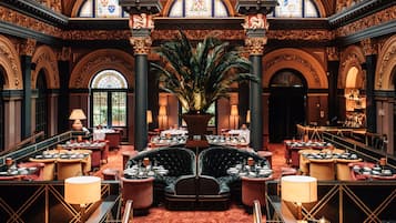 3 restauranter, frokost, lunsj og middag serveres, franske retter