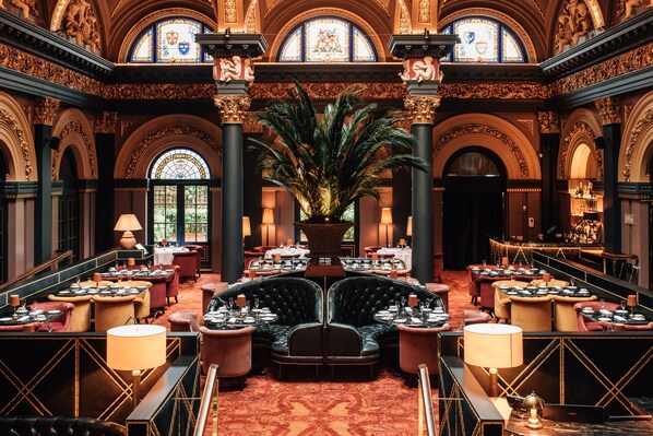 3 restaurantes, se sirven desayunos, comidas, cenas y cocina francesa