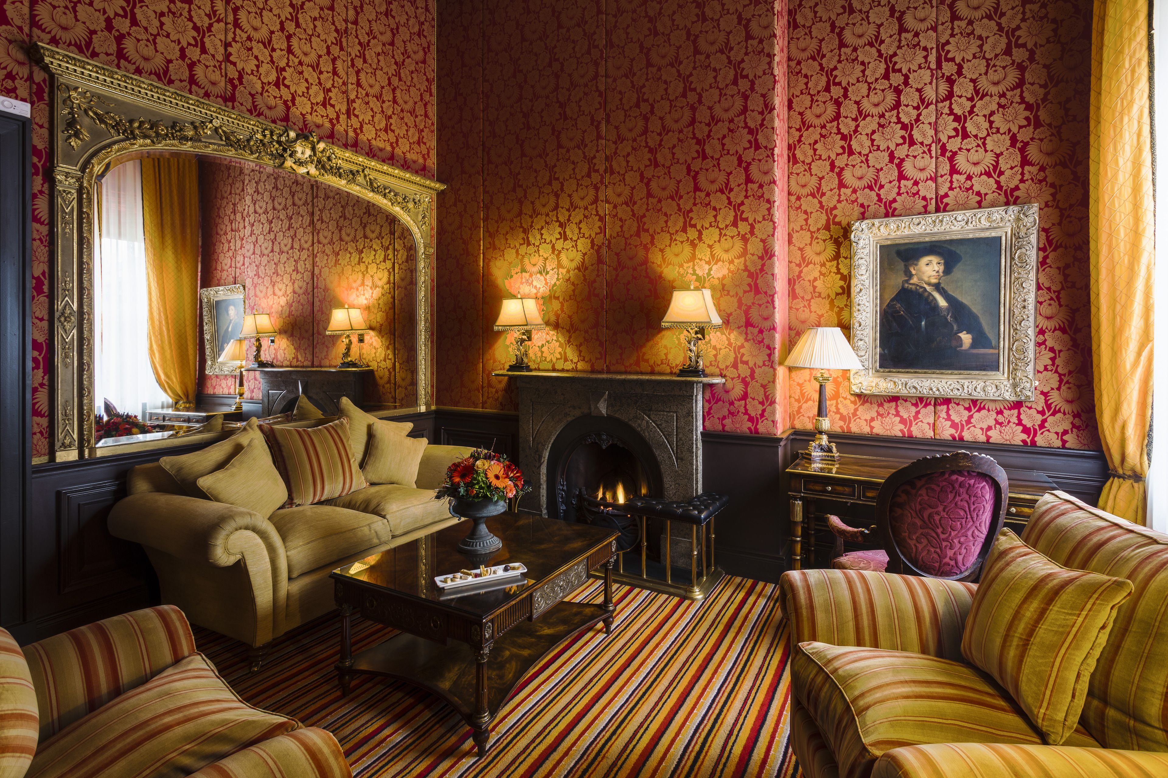 suite, 1 king bed | living room | 32-inch lcd tv with digital channels, tv