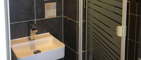 Dusche, kostenlose Toilettenartikel, Haartrockner, Handtücher