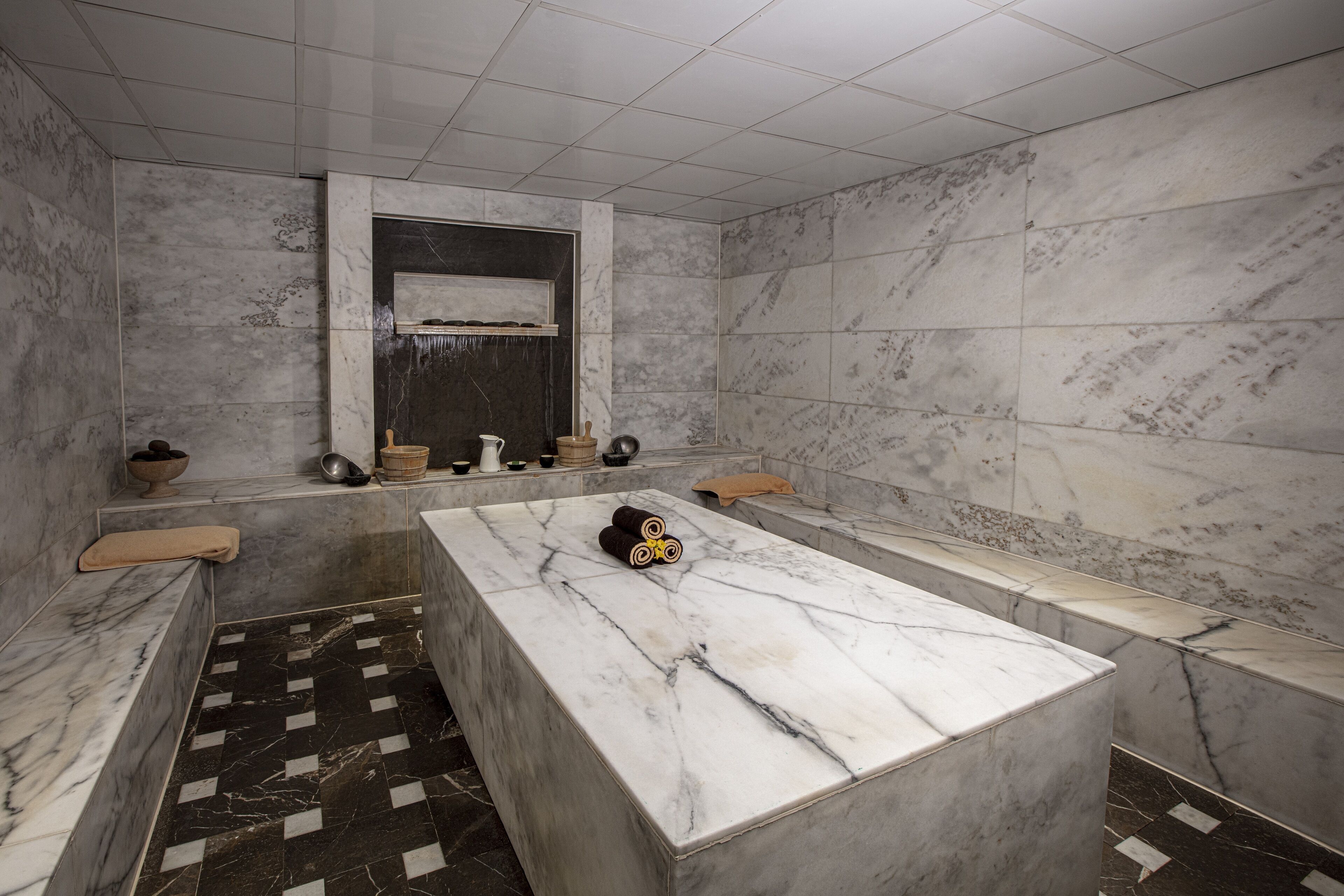 Bañera de hidromasaje, baño turco, 1 sala de tratamientos 