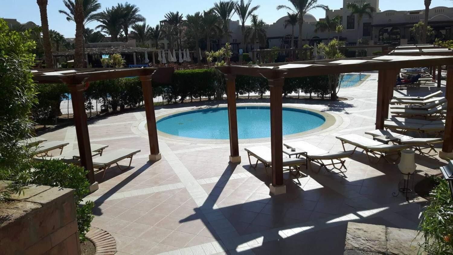 Piscine extérieure, parasols de plage, chaises longues