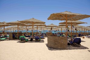 Vlak bij het strand, ligstoelen, parasols, strandlakens