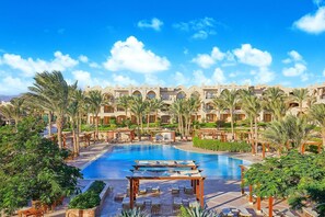 Outdoor pool, pool umbrellas, pool loungers - JAZ Makadi Star & Spa - Adults Only +16 (Makadi Bay)