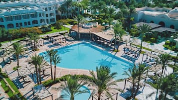 Piscina all'aperto, ombrelloni da piscina, lettini