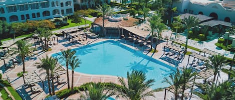 Piscine extérieure, parasols de plage, chaises longues