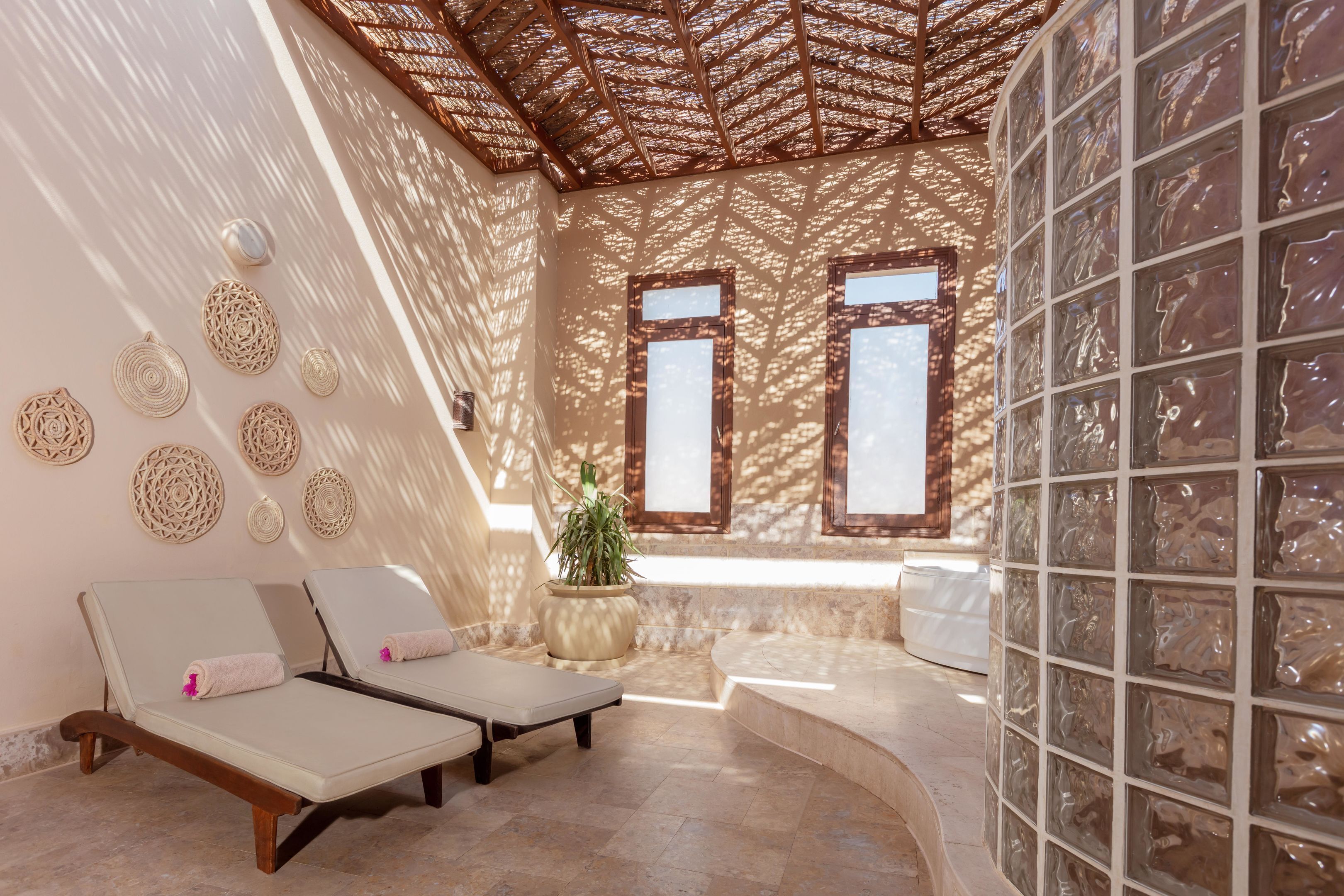 Banheira de hidromassagem, sauna a vapor, 1 sala de tratamento