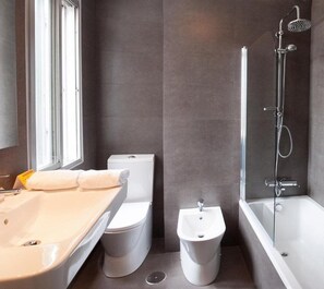 Premium bedding, desk, free WiFi, bed sheets - Hotel Universal (Santiago de Compostela)