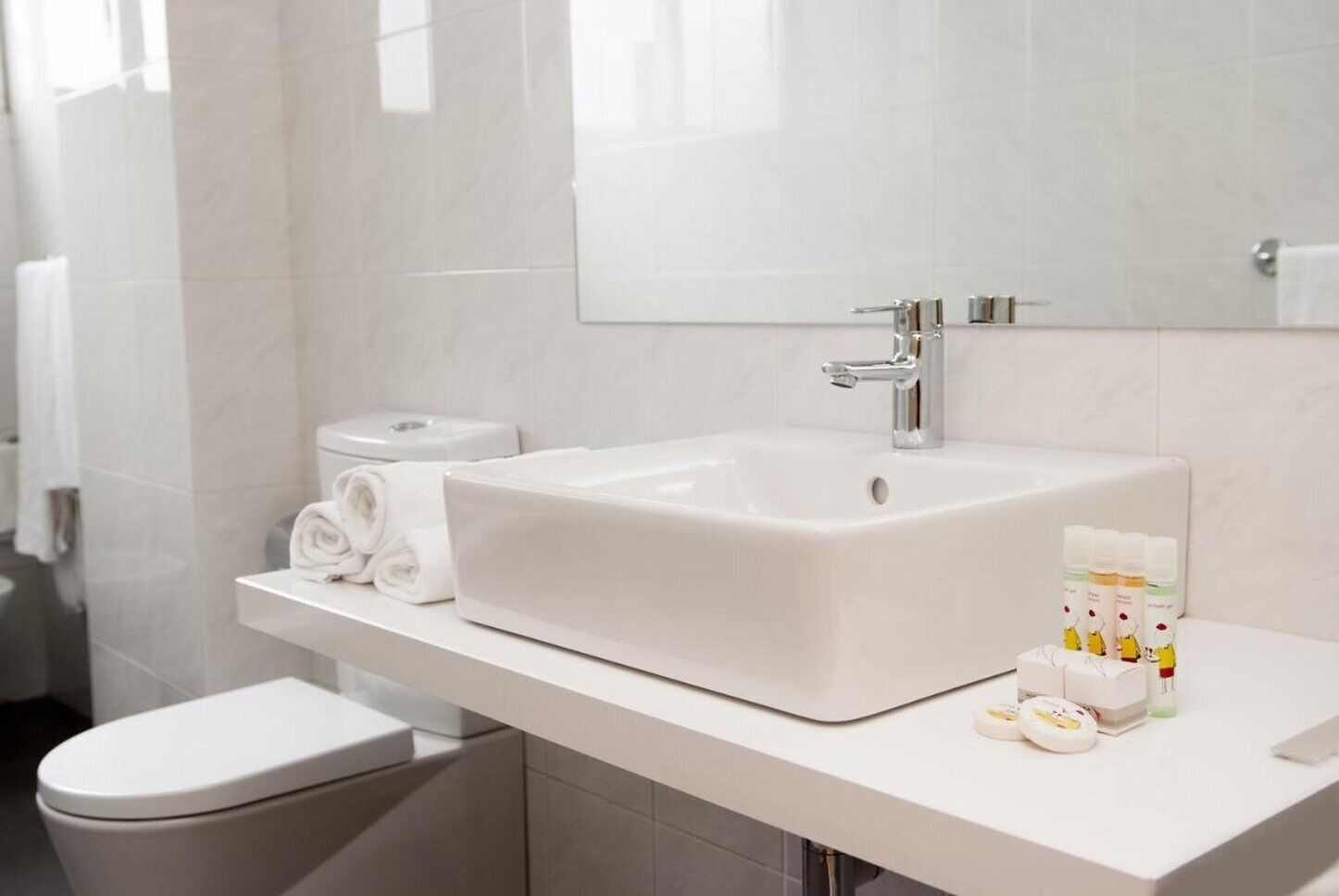 premium bedding, desk, free wifi, bed sheets