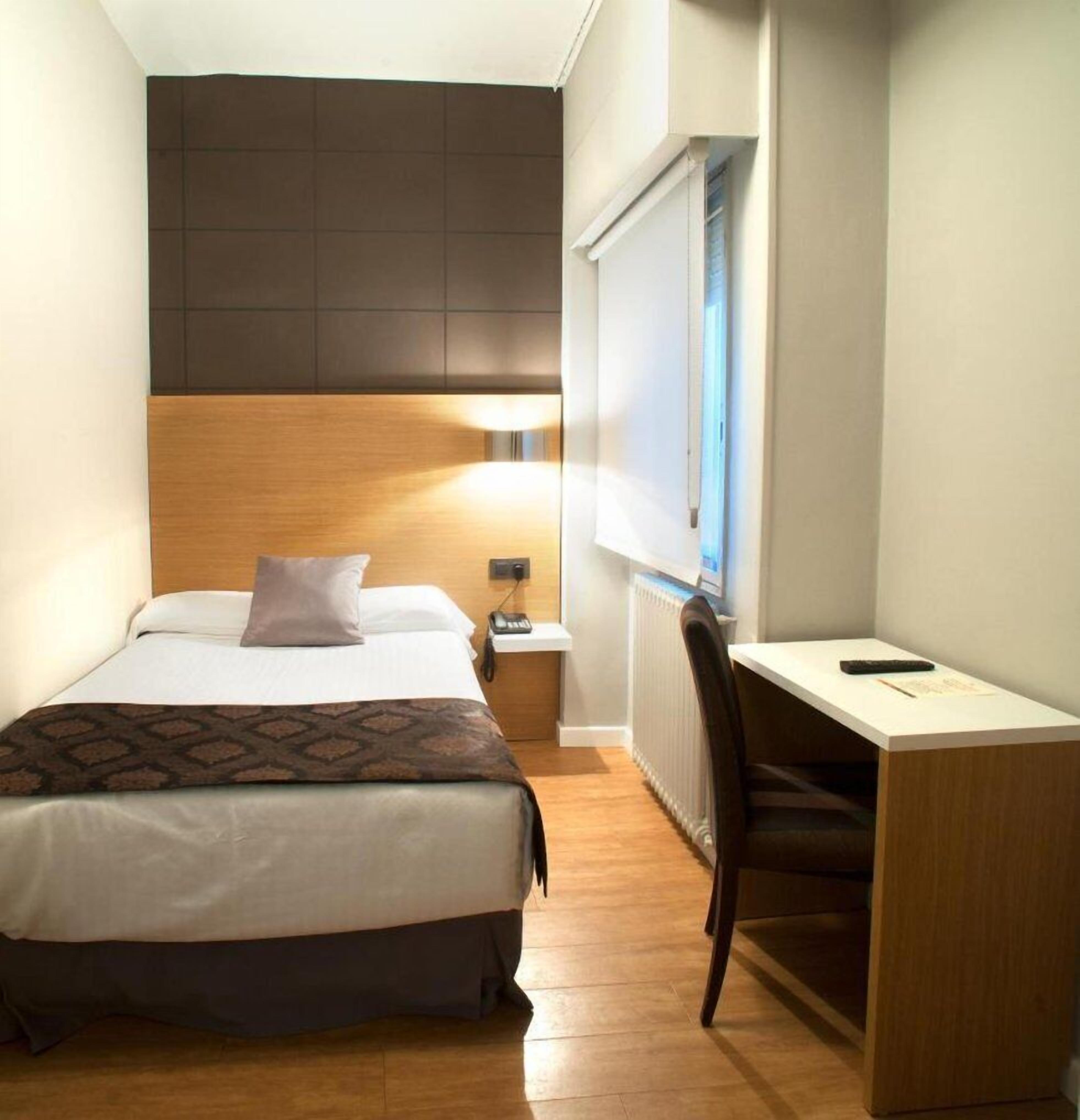 single room, 1 single bed | premium bedding, desk, free wifi, bed sheets
