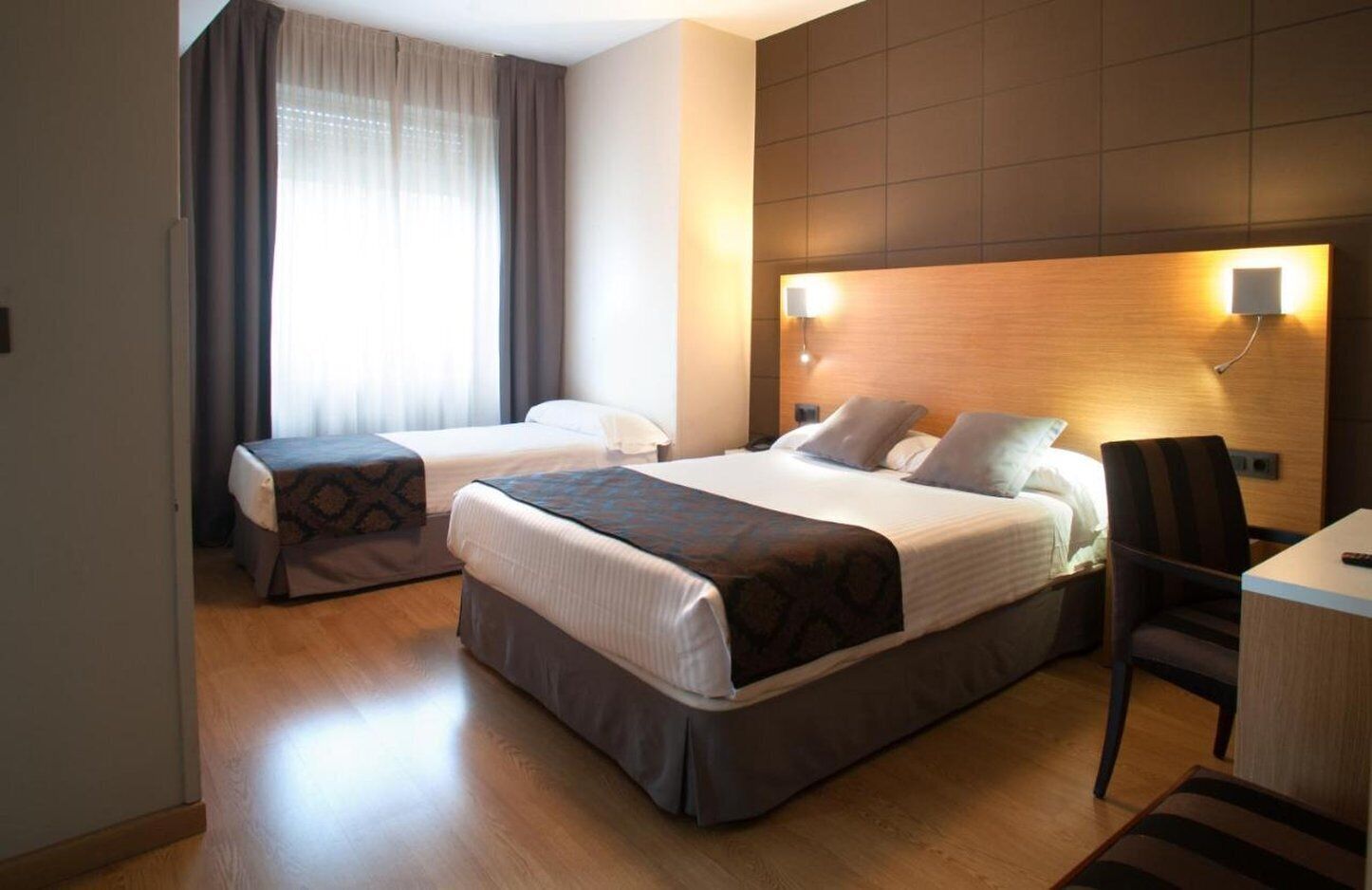 triple room | premium bedding, desk, free wifi, bed sheets