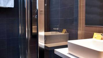 Ropa de cama de alta calidad, escritorio, wifi gratis y ropa de cama