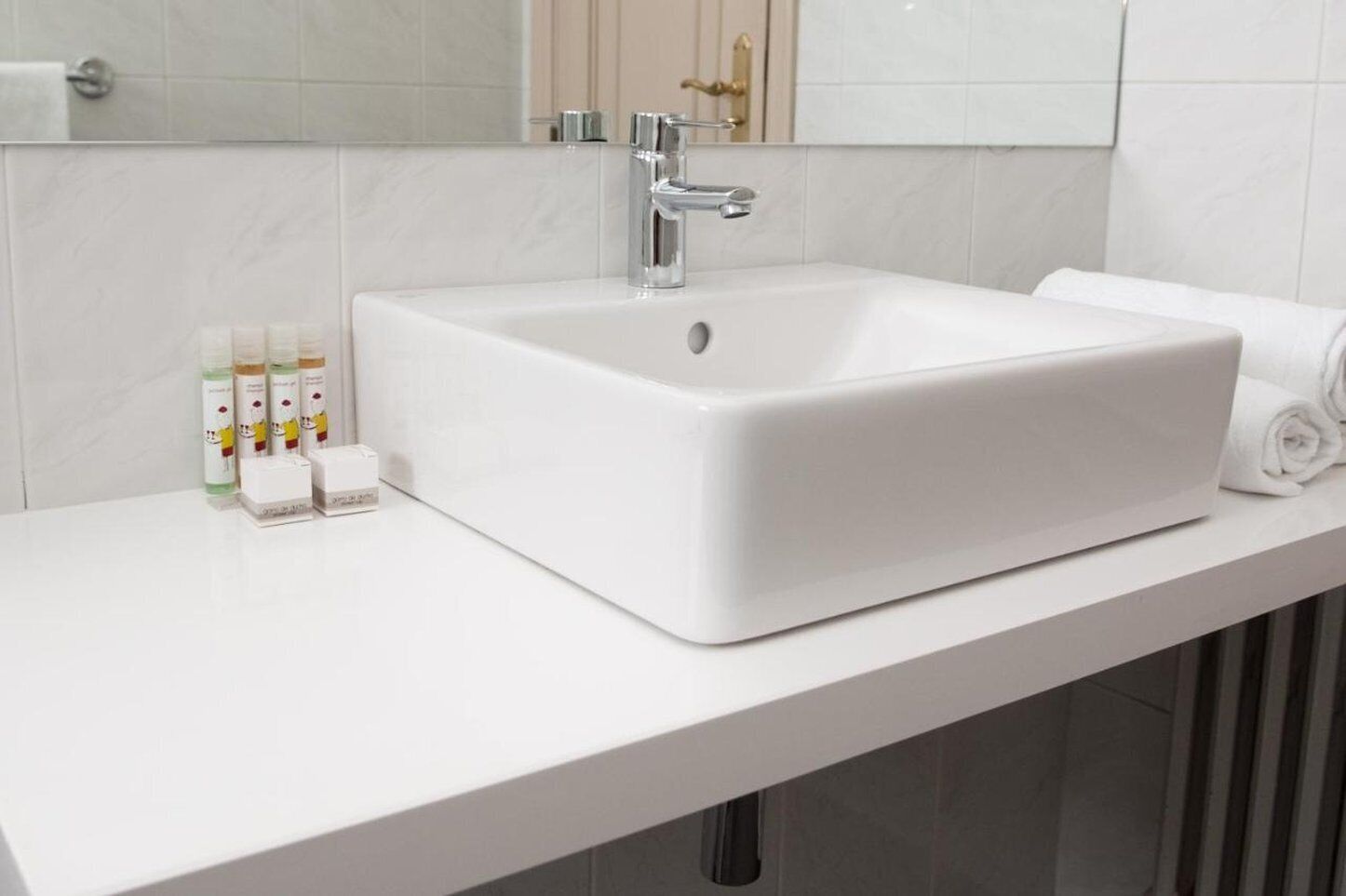 premium bedding, desk, free wifi, bed sheets