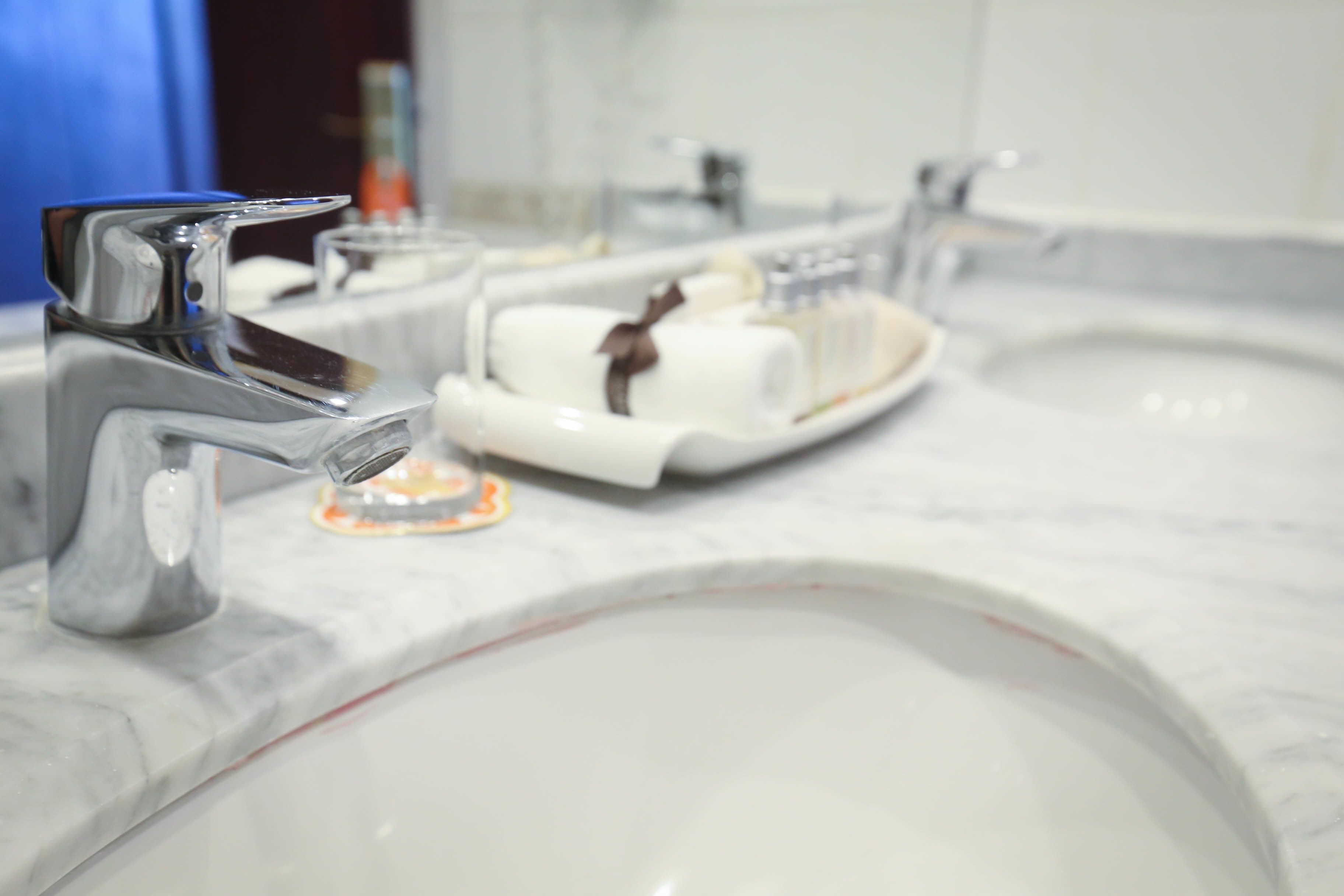 combined shower/bathtub, designer toiletries, hair dryer, towels