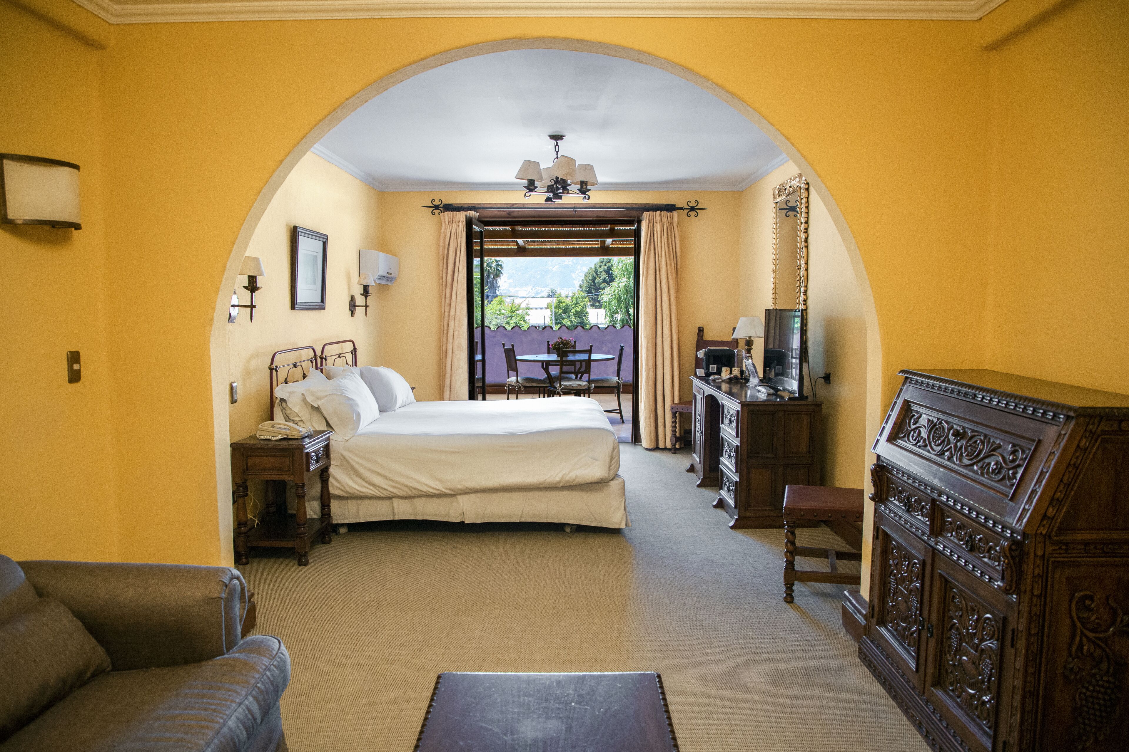 deluxe suite, 1 king bed | 1 bedroom, minibar, in-room safe, desk