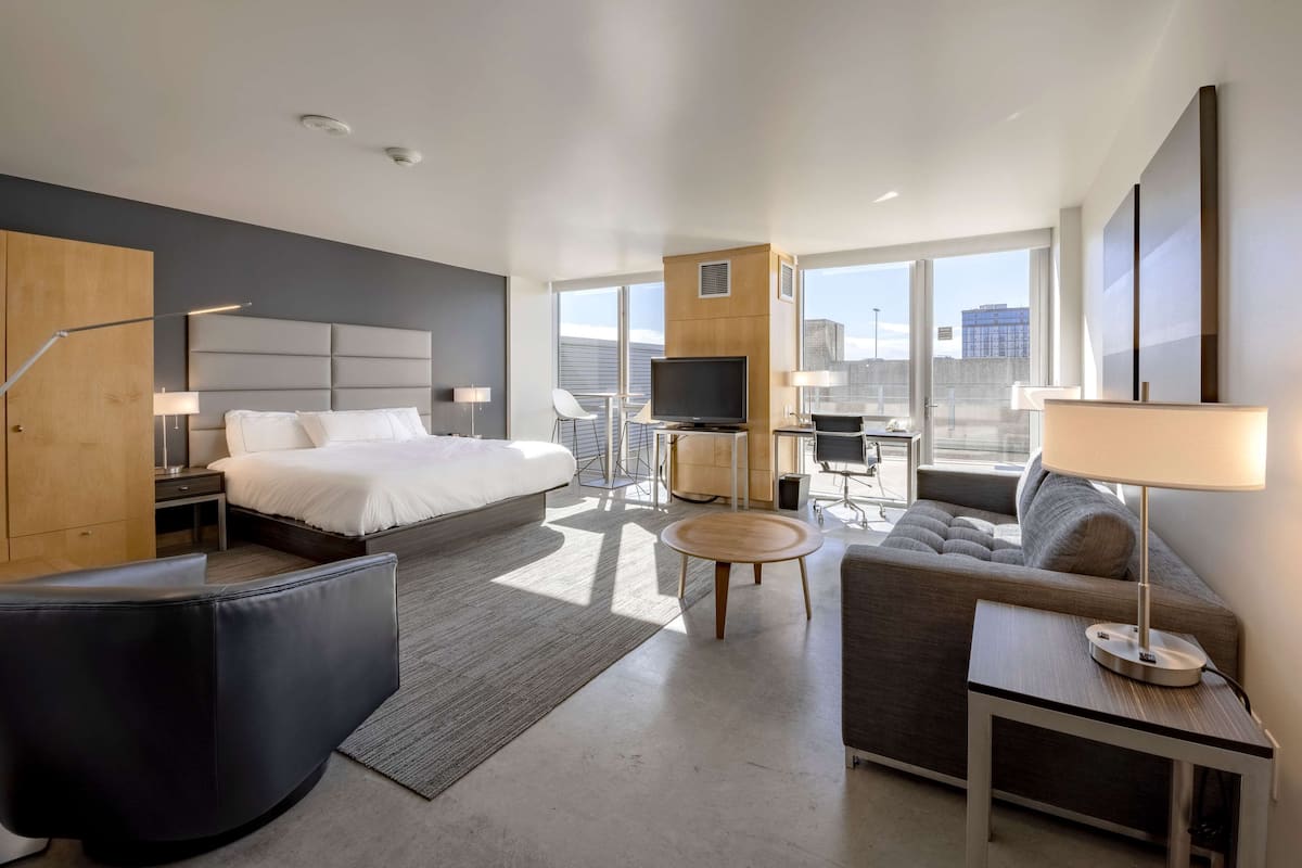 Room, 1 King Bed, Balcony (Kitchenette) | Premium bedding, pillowtop beds, in-room safe, desk