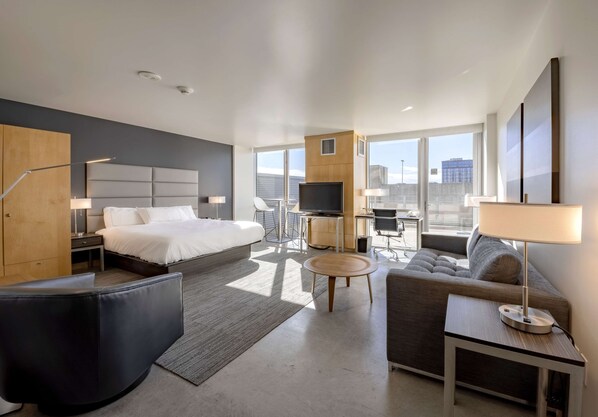 ルーム キングベッド 1 台 バルコニー (Kitchenette) | 高級寝具、ピロートップベッド、セーフティボックス (室内)、デスク