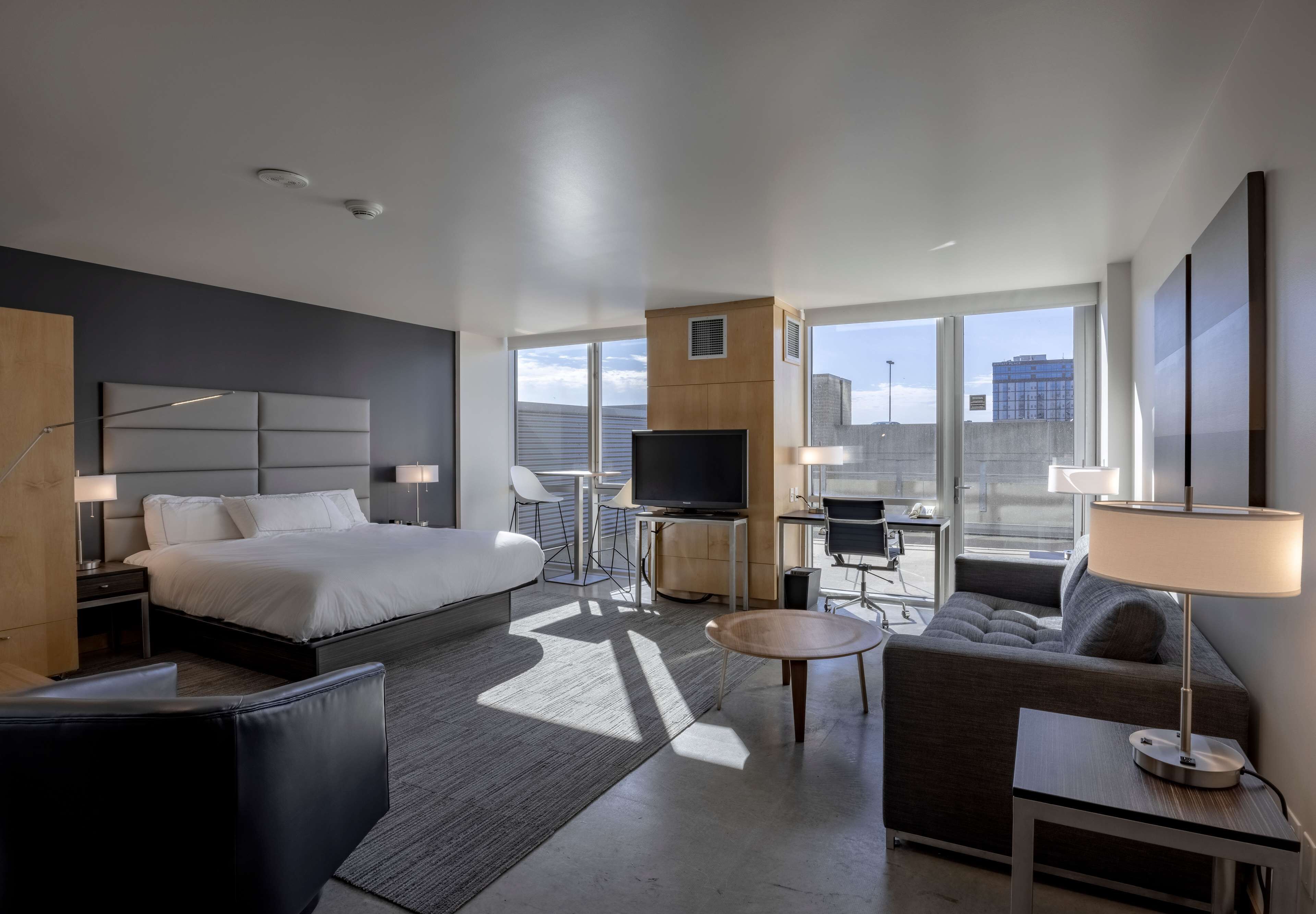 room, 1 king bed, balcony (kitchenette) | premium bedding, pillow-top beds, in-room safe, desk