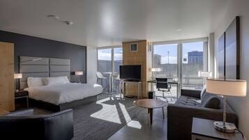 Room, 1 King Bed, Balcony (Kitchenette) | Premium bedding, pillowtop beds, in-room safe, desk