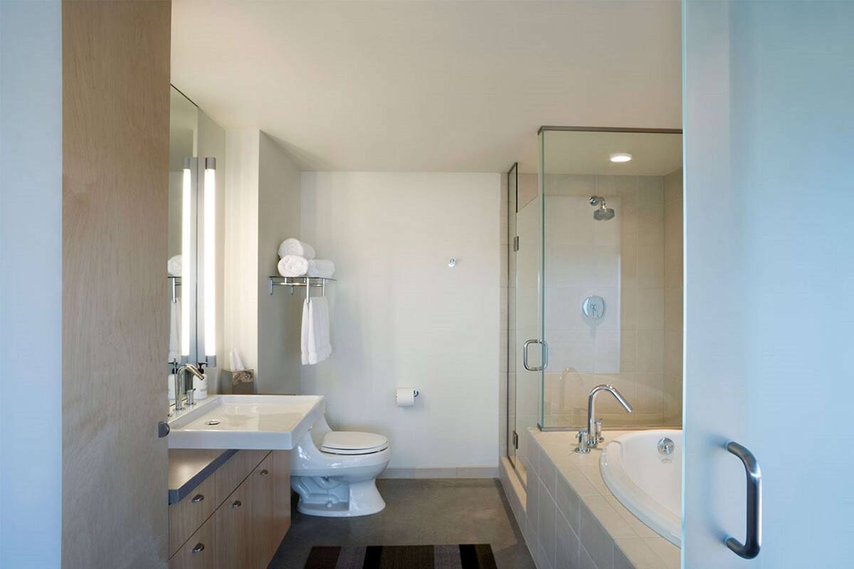 Separate bathtub and shower, free toiletries, hair dryer, towels