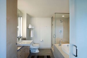 個別の浴槽とシャワー、バスアメニティ (無料)、ヘアドライヤー、タオル