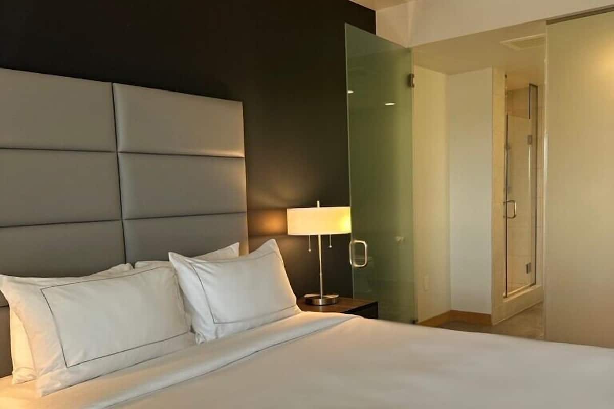 Room, 1 Queen Bed | Premium bedding, pillowtop beds, in-room safe, desk