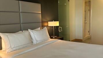 Room, 1 Queen Bed | Premium bedding, pillowtop beds, in-room safe, desk