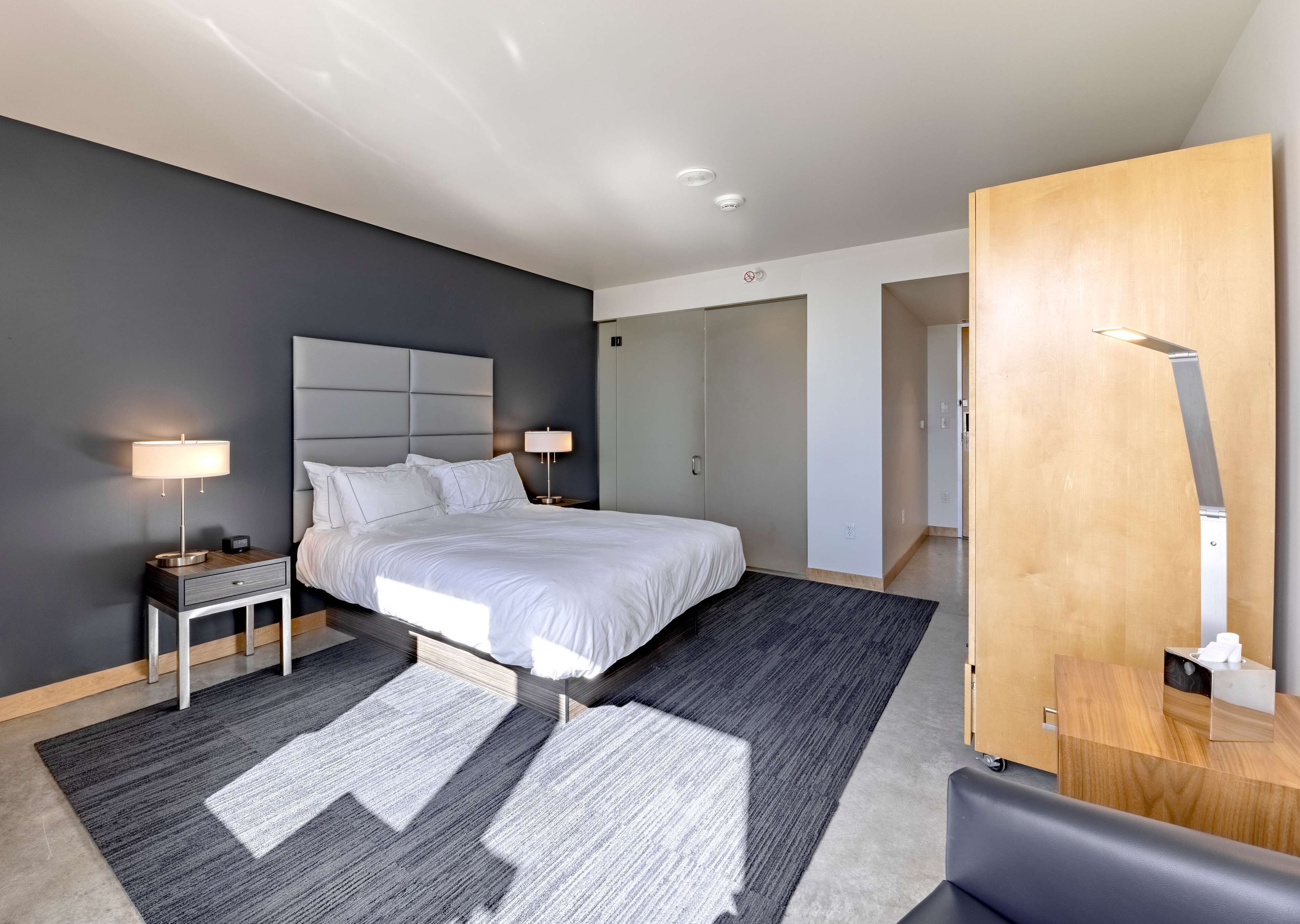 room, 1 queen bed | premium bedding, pillow-top beds, in-room safe, desk