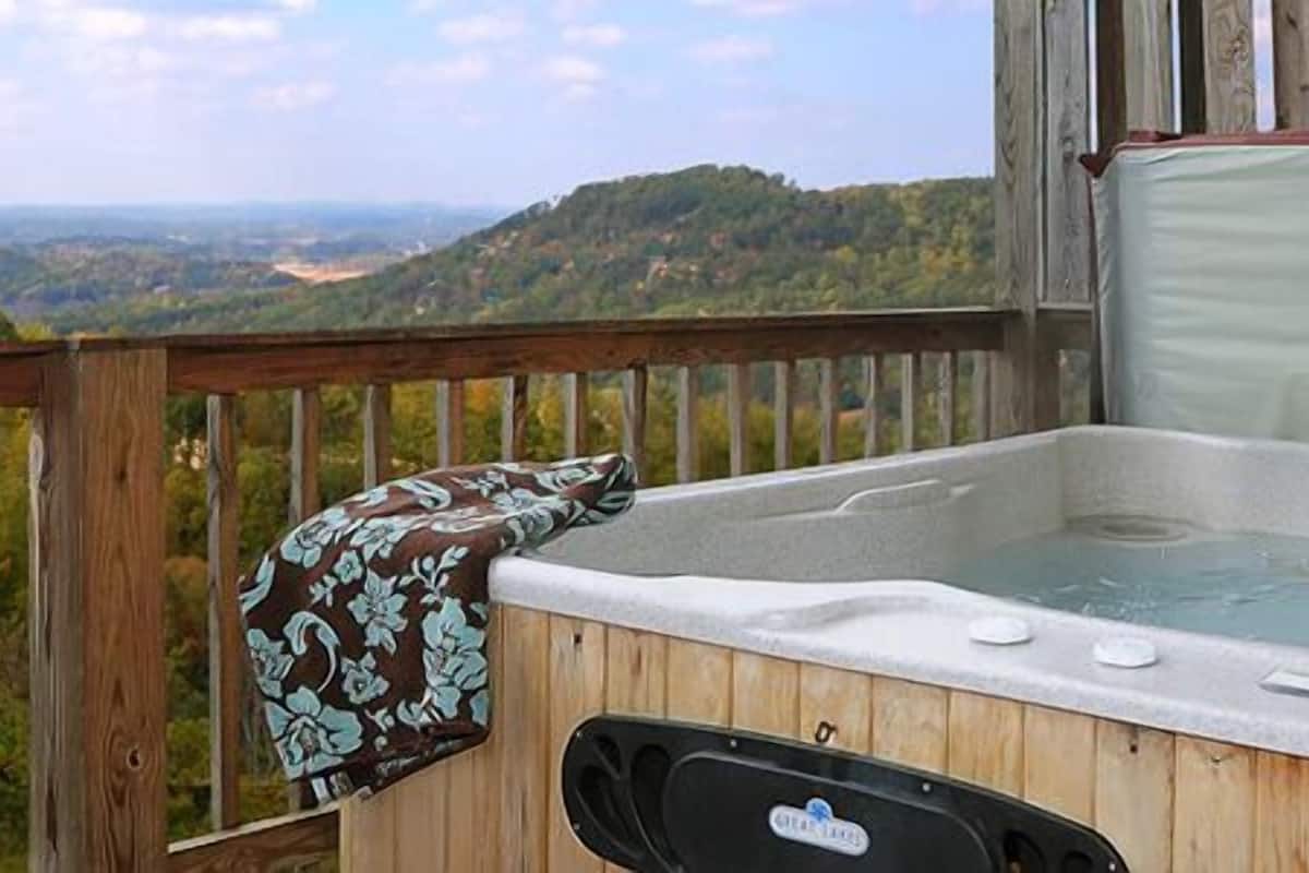 Luxe huisje, 1 slaapkamer, hot tub, uitzicht op bergen (Sleeps up to 6 ) | Bubbelbad