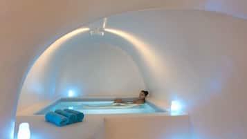 Villa (La Traviata) Indoor & Outdoor Jetted Tub Caldera View | Baignoire à jets