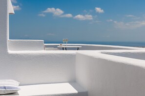 Suite (Aida) Caldera View | Premium bedding, minibar, in-room safe, blackout drapes - Aria Suites (Santorini)
