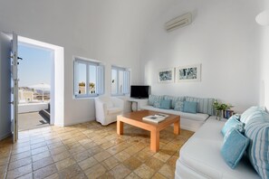 Suite, delvis sjøutsikt (La Boheme) | Sengetøy av topp kvalitet, minibar, safe på rommet og blendingsgardiner