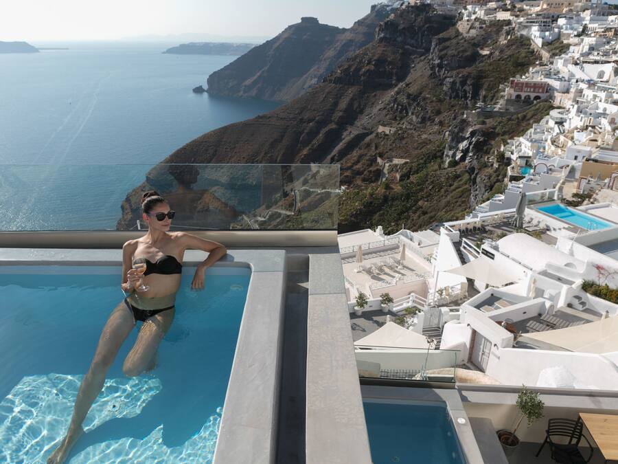 Piscina all'aperto, ombrelloni da piscina, lettini