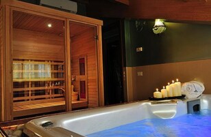 Indoor spa tub