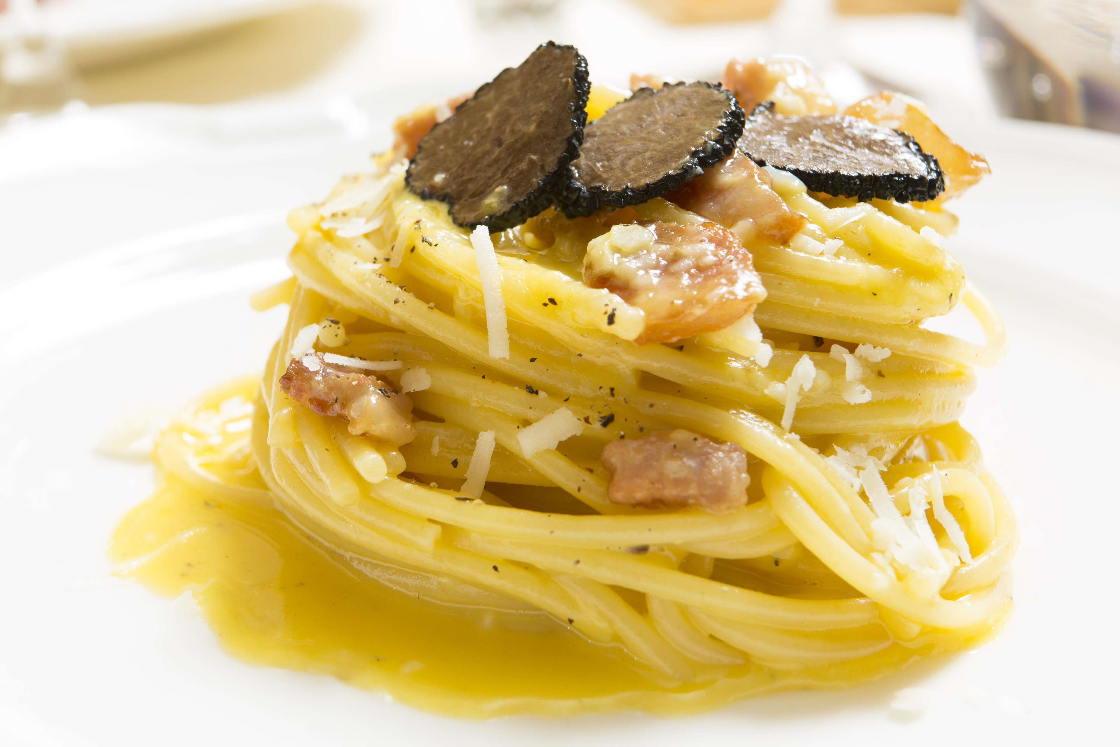Spaghetti med sorte trøfler og revet ost.