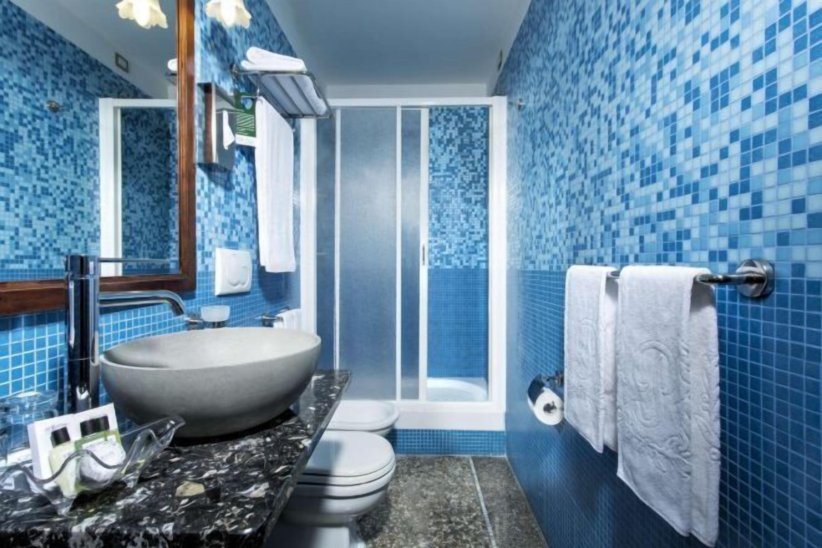 Regadera, amenidades de baño ecológicas, secadora de cabello, bidet 