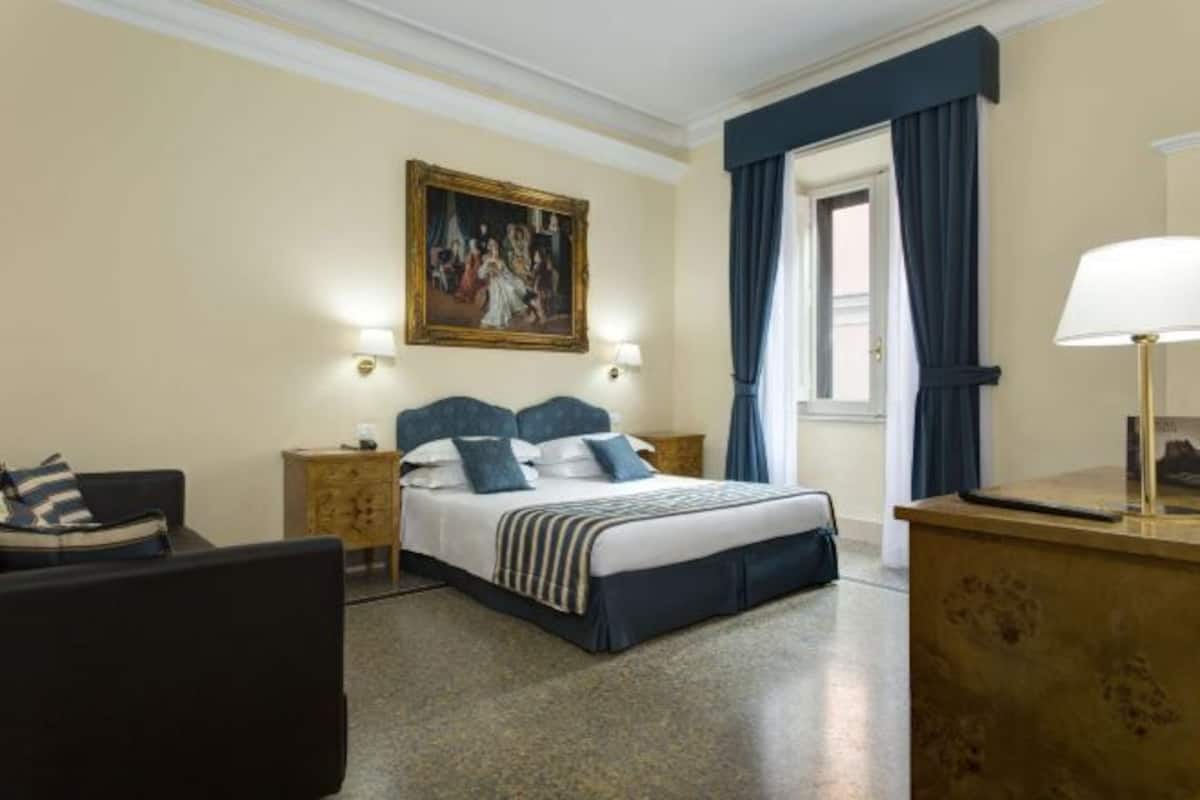 Minibar, caja de seguridad en la habitación, wifi gratis y ropa de cama