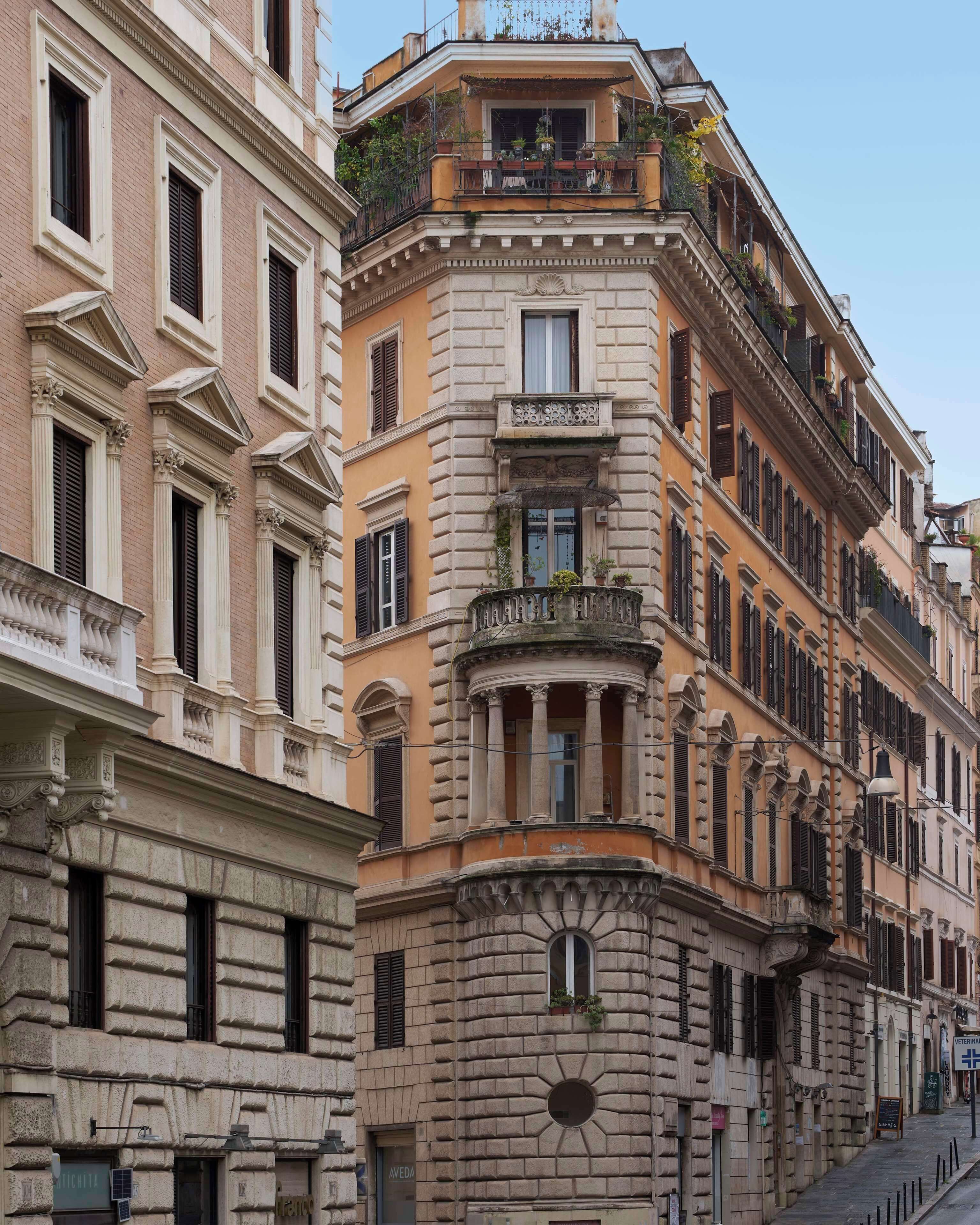 Una serie di edifici storici dall'architettura classica, con balconi decorati e ampie finestre.