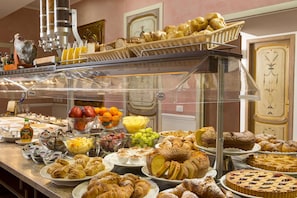 Daily buffet breakfast (EUR 15 per person) - Golden Tulip Rome Piram (Rome)