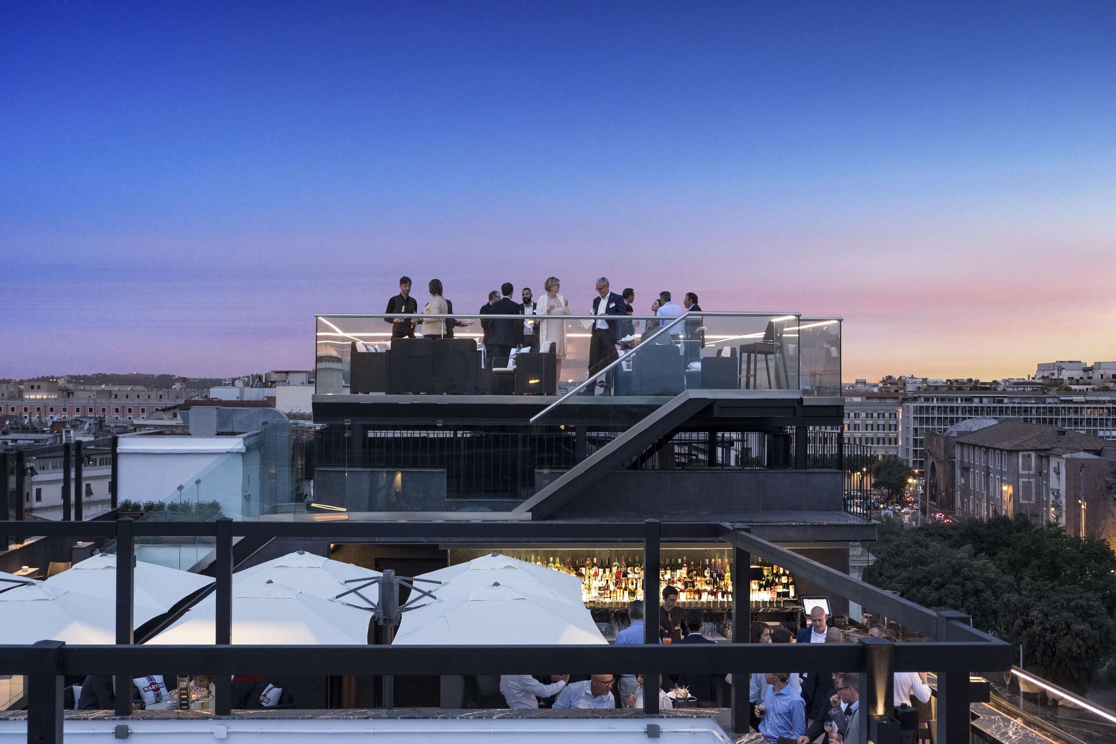 serves breakfast, lunch and dinner